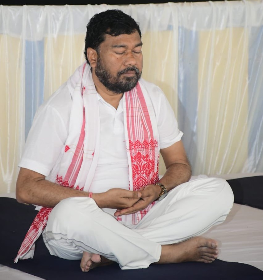 Honourable Minister of State Shri Rameswar Teli participated in a Yoga practice session at the Oil India Higher Secondary School, Duliajan, ASSAM